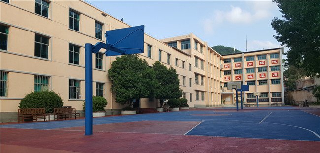 学校现有两个校区,分别坐落在贵阳市南明区和清镇职教城东区.