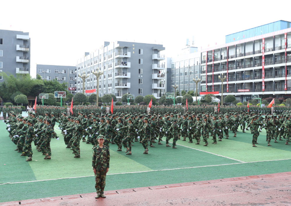 成都机电工程学校操场军训