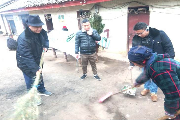 四川省彝文学校开展“暖冬行动”，助力精准扶贫