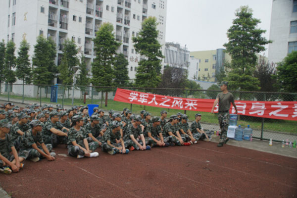 崇州市职业教育培训中心学前、旅游、汽修专业军训花絮