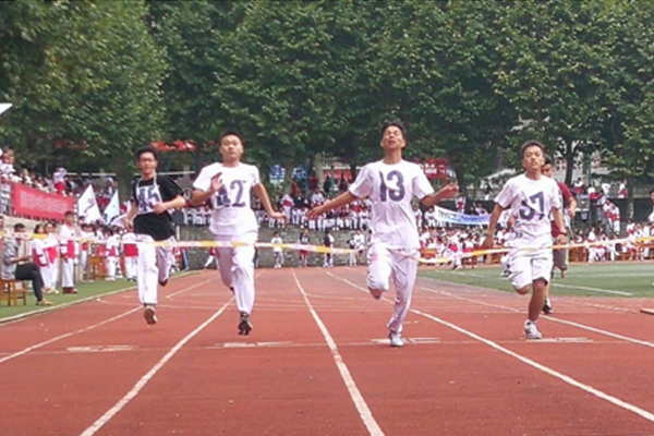 贵阳市清华中学举行秋季田径运动会