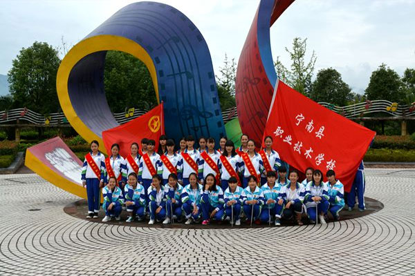 宁南县职业技术学校开展志愿者服务活动