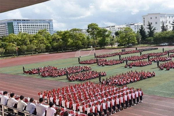 云南曲靖应用职业学校2019年秋季学期新生军训会操表演