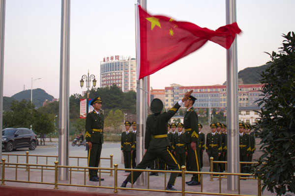 贵州民族大学人文科技学院举行“同升国旗，同唱国歌”主题升旗仪式