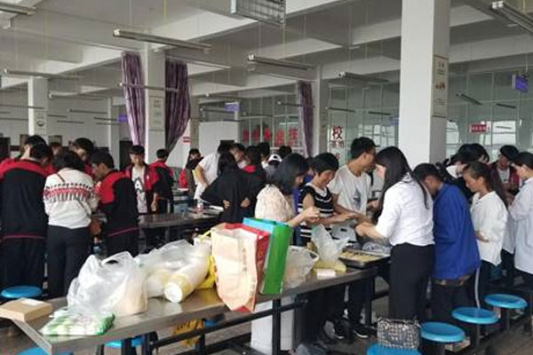 “饺子情   师生谊”  ——盘州市职业技术学校机电工程系迎新生包饺子活动