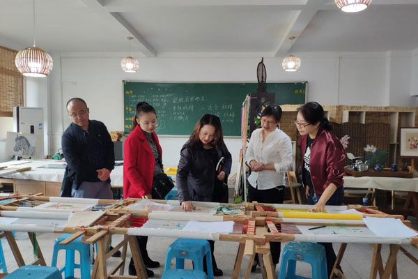 重庆市工艺美术学校“先进职工小家” 检查验收简讯