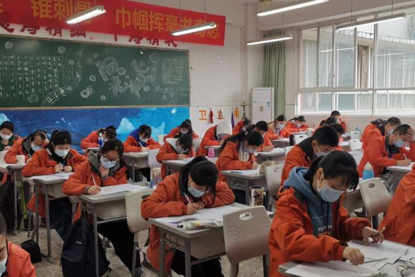 重庆市龙门浩职业学校举行高三复学后第一次考试