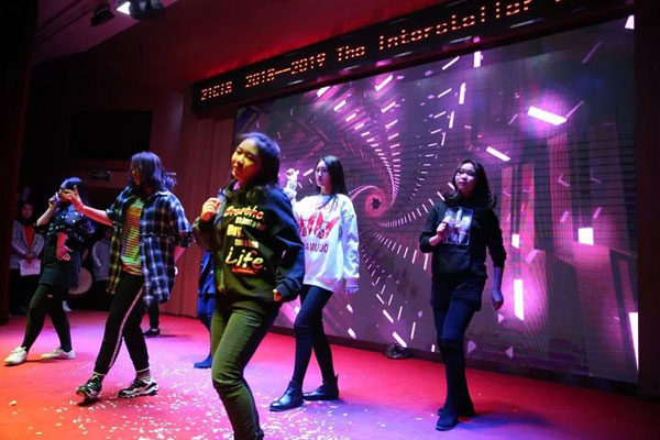 北京市二十一世纪国际学校高中部2019跨年晚会“光年之外”宇宙之旅精彩开启