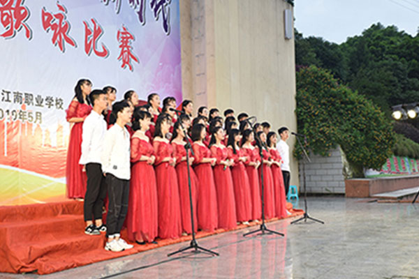 重庆市江南职业学校举办“红五月”歌咏比赛 8000学生唱响励志之歌