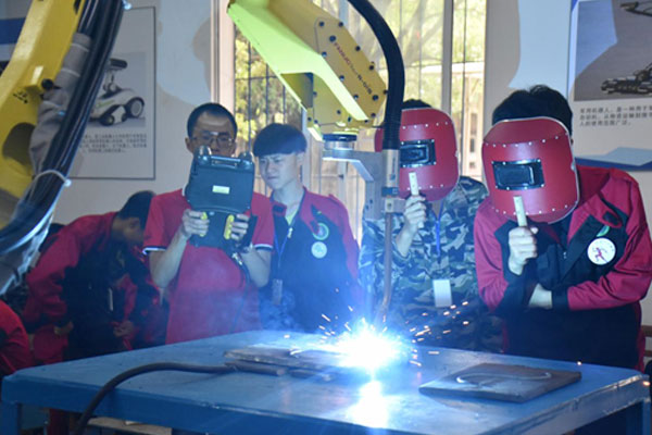四川锅炉高级技工学校工业机器人运用与维护
