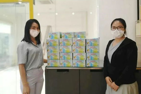 云南财经大学援外留学生向学校捐赠医用外科口罩