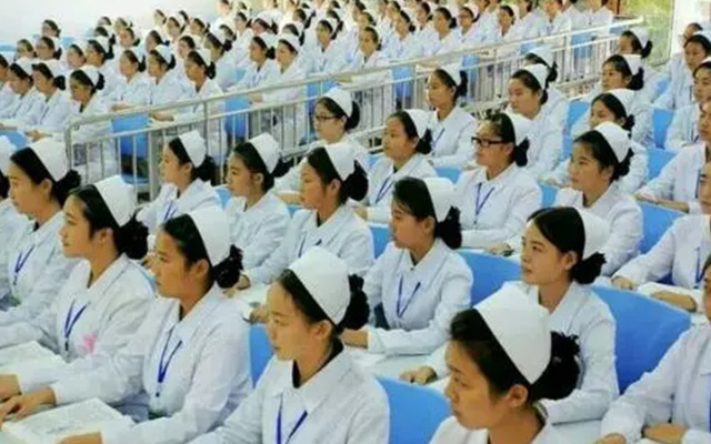 2023年四川省人民医院护士学校学费多少钱？