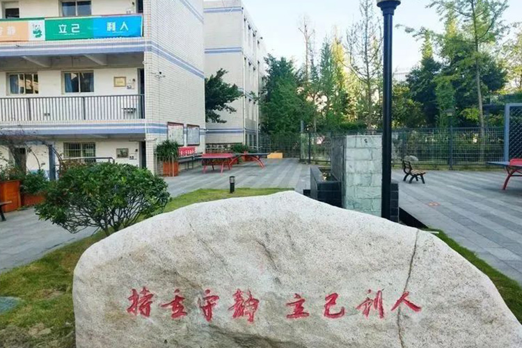 2024年成都市洞子口职业高级中学校学费多少钱？