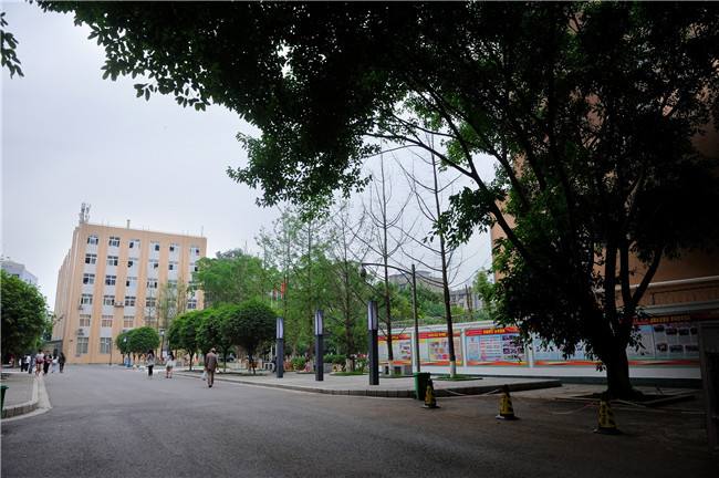 重庆渝中高级职业学校乘车路线怎么走？